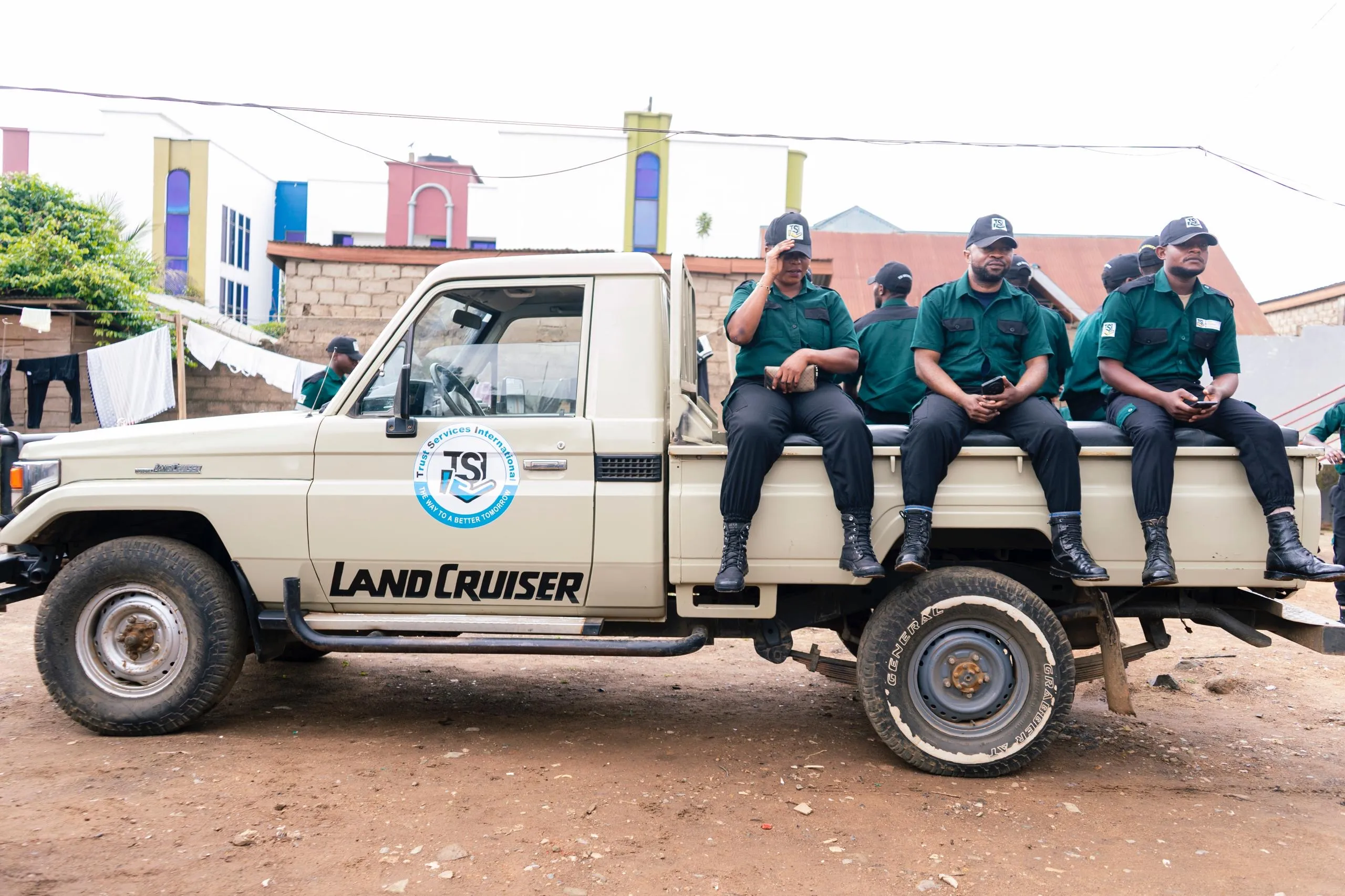 Équipe d'intervention TSI à bord d'un véhicule Land Cruiser
